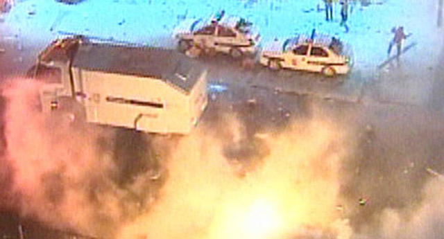 Kadıköy’de polis araçları yakıldı