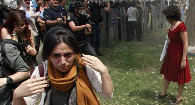 Reuters’tan ‘Kırmızı kadının’ fotoğrafları