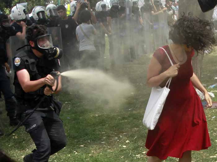 Kırmızı Giysili Kadın Fotoğrafları, Resimleri, Pozları