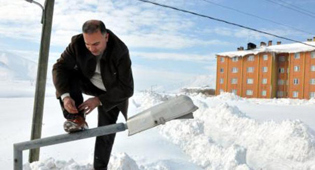 Elektrik direği üzerinde ayakkabısını bağladı
