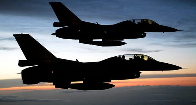 Savaş uçakları Irak sınırında!