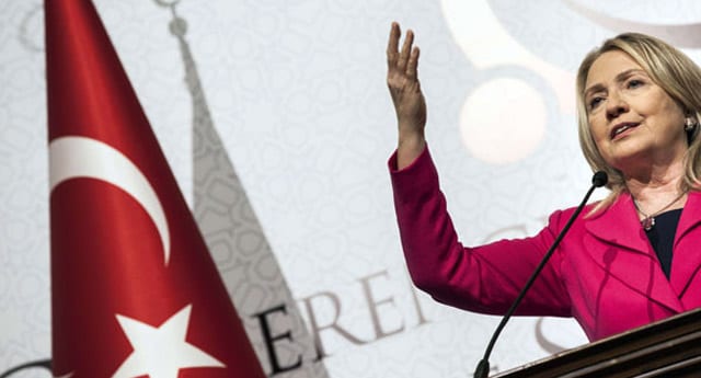 Clinton’ın konuşma öncesi Türk bayrağı hassasiyeti
