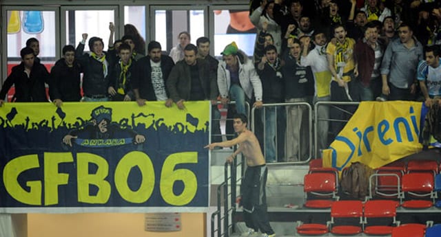 Fenerbahçe-Galatasaray maçında olaylar çıktı