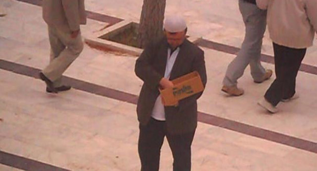 Müezzin yardım paralarını cebe atarken kameraya yakalandı!
