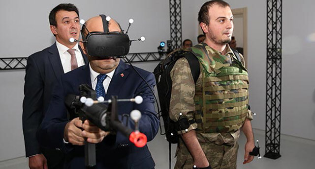 Milli Savunma Bakanı Işık, sanal gerçeklik denemesi yaptı!