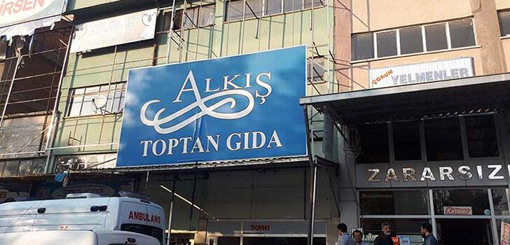 Kendine ait iş yerinin asansör boşluğuna düşüp öldü!