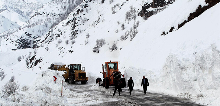 Çığ yüzünden Hakkari-Şırnak karayolu kapandı