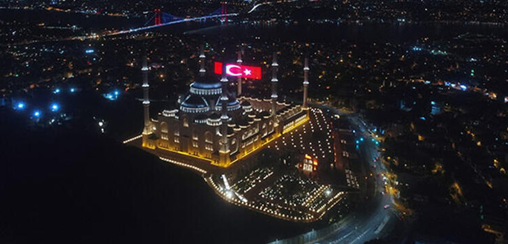 Büyük Çamlıca Camii mahyasına Türk bayrağı yansıtıldı